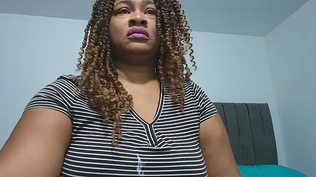 Snapshot of luxy_benet chatting on June 10, 10:49 am luxy benet online show from June 10, 10:49 am