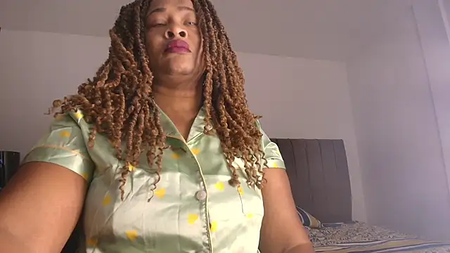 Snapshot of luxy_benet chatting on July 10, 12:27 pm luxy benet online show from July 10, 12:27 pm