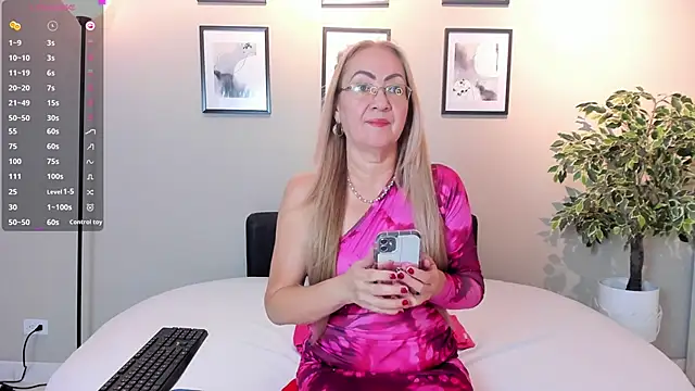 Snapshot of Victoria_Firee chatting on April 18, 7:18 pm Victoria Firee online show from April 18, 7:18 pm