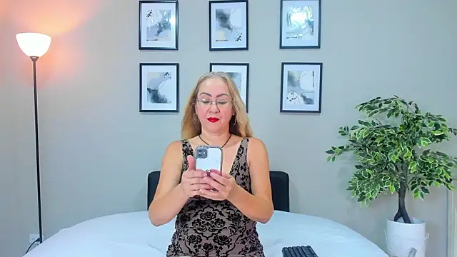 Snapshot of Victoria_Firee chatting on May 23, 7:24 pm Victoria Firee online show from May 23, 7:24 pm