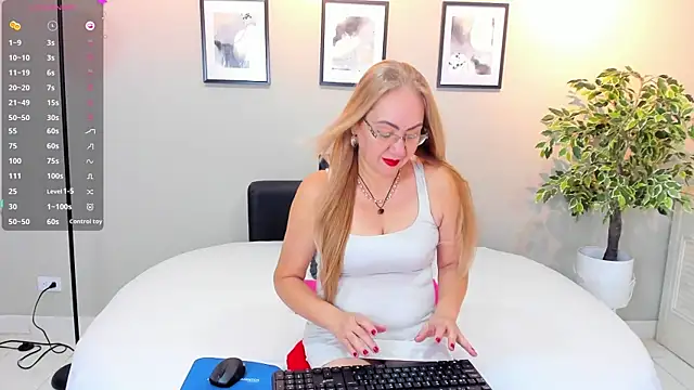 Snapshot of Victoria_Firee chatting on April 19, 12:28 pm Victoria Firee online show from April 19, 12:28 pm