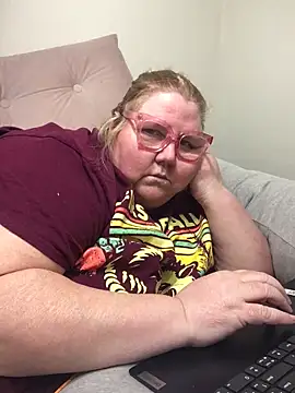 Snapshot of TheMotherPearl chatting on February 26, 2:55 am TheMotherPearl online show from February 26, 2:55 am