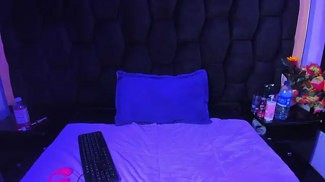 VeronicaCream  online show from April 1, 4:36 am