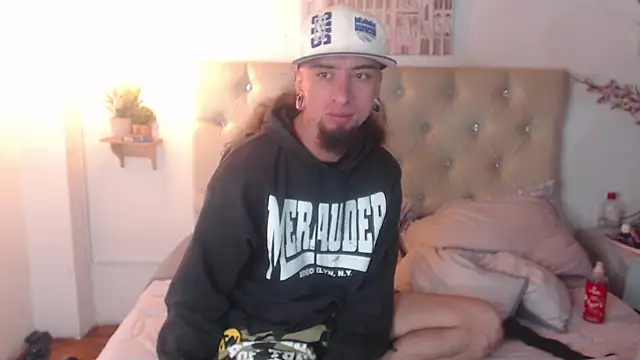 Snapshot of Rommen_N_Zoe chatting on April 9, 11:22 pm Rommen N Zoe online show from April 9, 11:22 pm