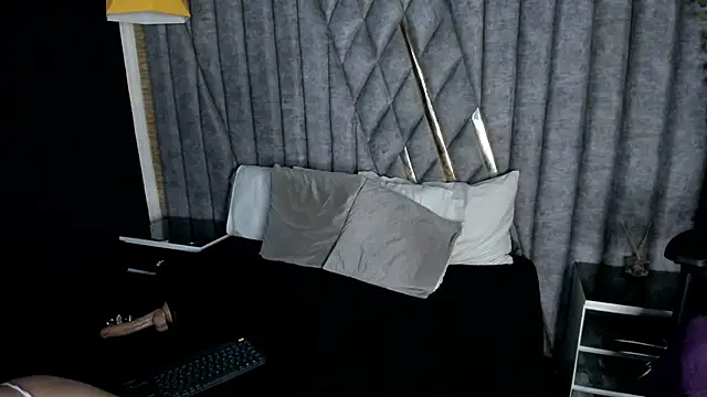 EmeelyMuller online show from March 10, 3:32 am