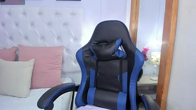 violetaluxx online show from April 10, 4:25 pm