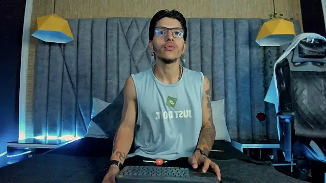 Snapshot of DanteLuxx chatting on March 1, 11:16 pm DanteLuxx online show from March 1, 11:16 pm