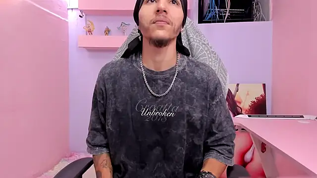 DanteLuxx online show from April 18, 4:48 am