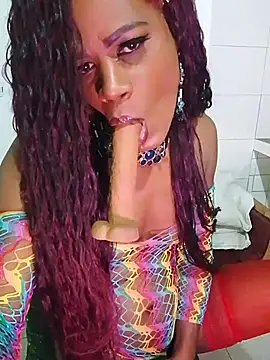 HonneyVictoria online show from April 4, 12:45 pm