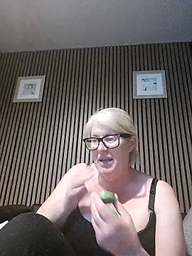 FlirtyFleur-x online show from June 5, 9:20 pm
