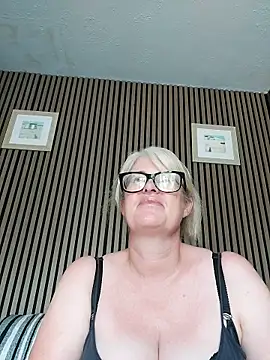 FlirtyFleur-x online show from May 30, 1:06 pm