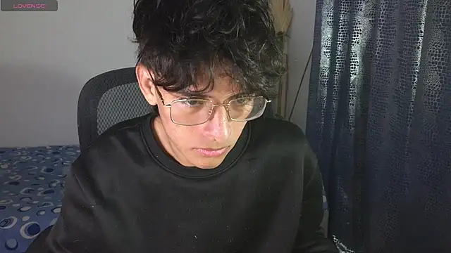 Snapshot of noah_millerx chatting on May 21, 4:32 am noah millerx online show from May 21, 4:32 am