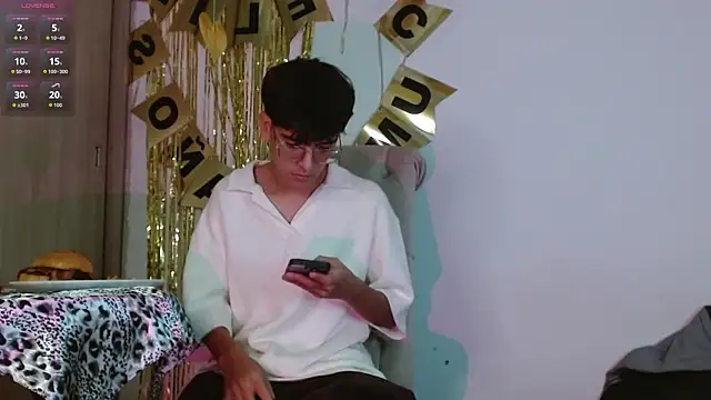 Snapshot of noah_millerx chatting on July 19, 2:20 am noah millerx online show from July 19, 2:20 am