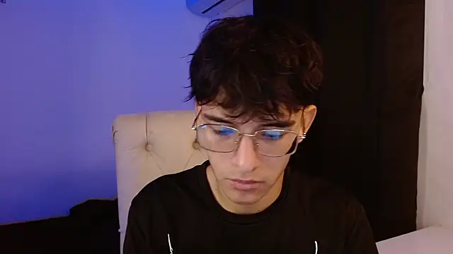 Snapshot of noah_millerx chatting on July 14, 7:20 pm noah millerx online show from July 14, 7:20 pm
