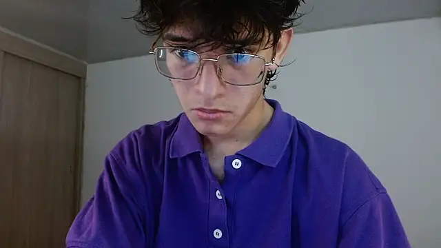 Snapshot of noah_millerx chatting on June 20, 8:14 pm noah millerx online show from June 20, 8:14 pm