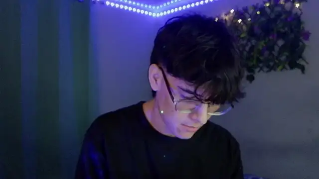 noah millerx online show from March 27, 4:43 am