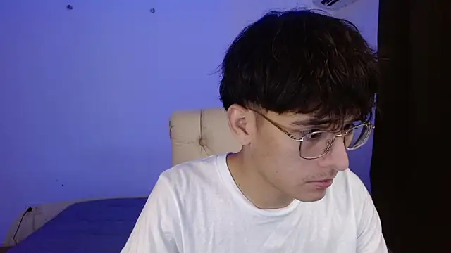 Snapshot of noah_millerx chatting on July 17, 8:39 pm noah millerx online show from July 17, 8:39 pm