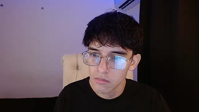 Snapshot of noah_millerx chatting on August 1, 8:51 pm noah millerx online show from August 1, 8:51 pm