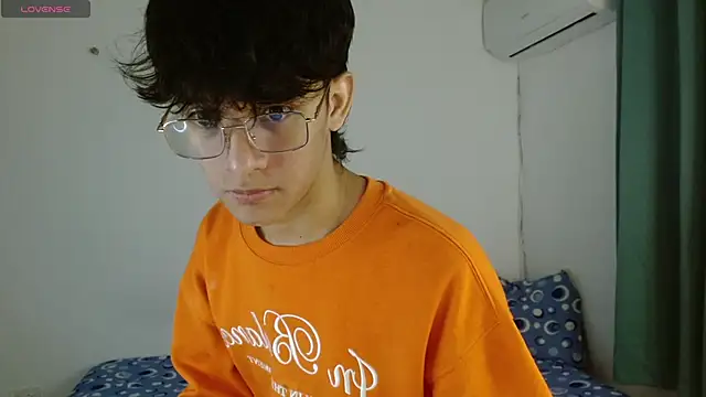Snapshot of noah_millerx chatting on May 3, 3:55 am noah millerx online show from May 3, 3:55 am