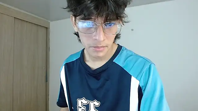 Snapshot of noah_millerx chatting on June 16, 10:21 pm noah millerx online show from June 16, 10:21 pm