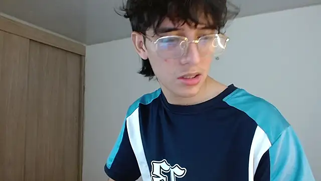Snapshot of noah_millerx chatting on June 17, 7:13 pm noah millerx online show from June 17, 7:13 pm