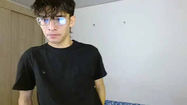 Snapshot of noah_millerx chatting on June 19, 8:03 pm noah millerx online show from June 19, 8:03 pm