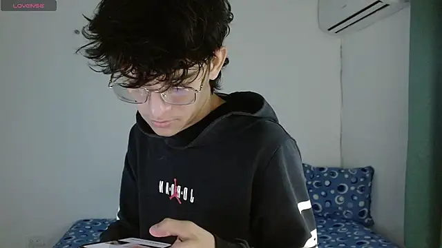 Snapshot of noah_millerx chatting on May 5, 3:42 am noah millerx online show from May 5, 3:42 am