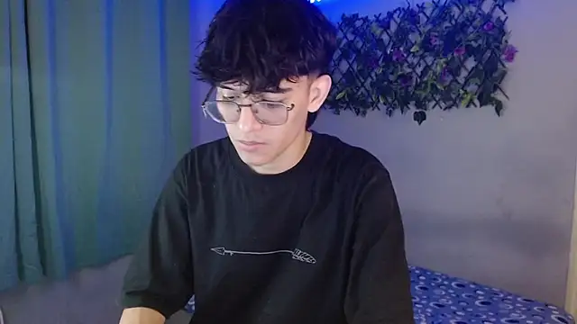 noah millerx online show from April 13, 5:22 am