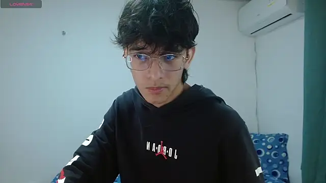 Snapshot of noah_millerx chatting on May 2, 3:34 am noah millerx online show from May 2, 3:34 am