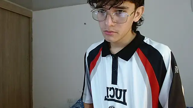 Snapshot of noah_millerx chatting on June 18, 7:52 pm noah millerx online show from June 18, 7:52 pm