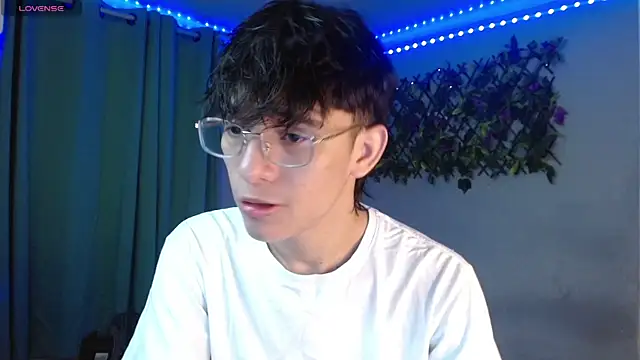 Snapshot of noah_millerx chatting on April 19, 11:07 pm noah millerx online show from April 19, 11:07 pm