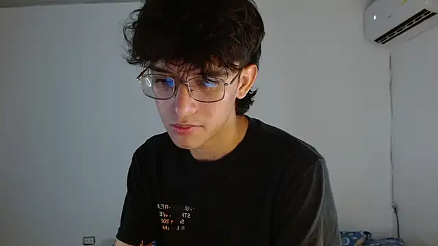 Snapshot of noah_millerx chatting on June 2, 5:18 am noah millerx online show from June 2, 5:18 am