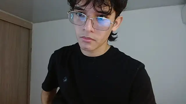 Snapshot of noah_millerx chatting on June 21, 9:31 pm noah millerx online show from June 21, 9:31 pm