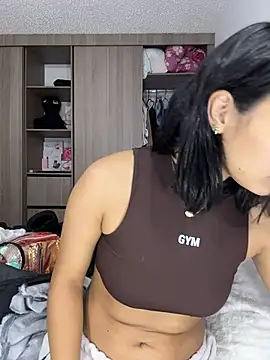LauStar  online show from April 3, 2:51 am