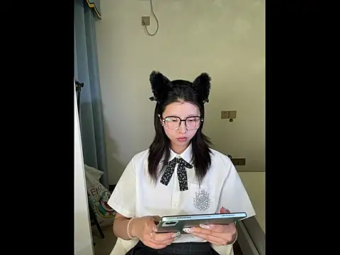 Y--F--LOVE online show from April 3, 2:45 pm