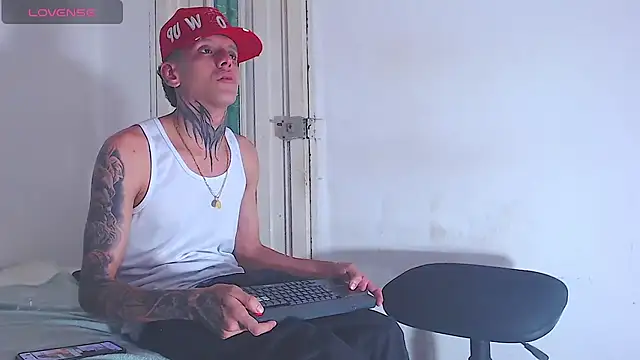 Snapshot of gabriel_reyes21 chatting on August 1, 11:47 pm gabriel reyes21 online show from August 1, 11:47 pm