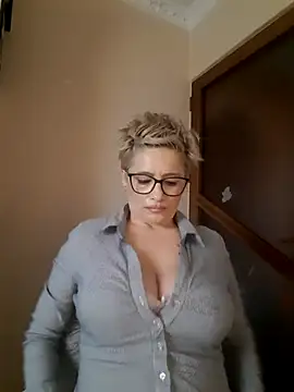 LunaBlaise online show from March 28, 7:09 am