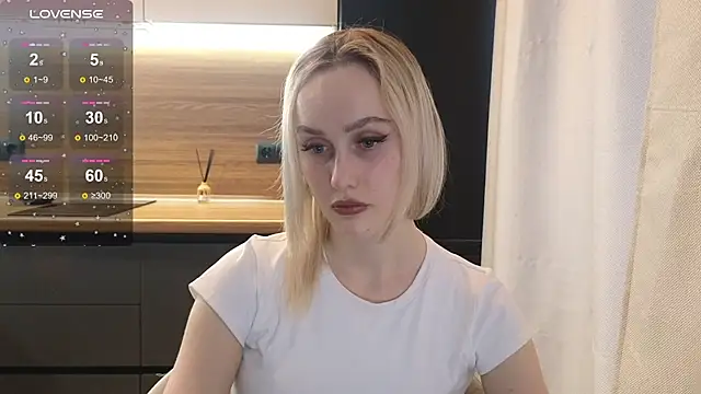 Snapshot of Bella_Villen chatting on June 18, 12:54 pm Bella Villen online show from June 18, 12:54 pm