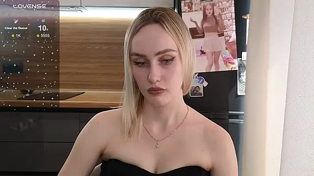 Snapshot of Bella_Villen chatting on July 10, 8:14 am Bella Villen online show from July 10, 8:14 am