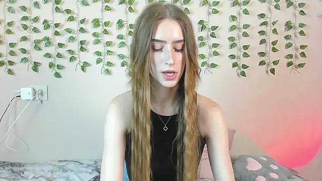 Snapshot of EllieRough chatting on June 15, 3:29 am EllieRough online show from June 15, 3:29 am