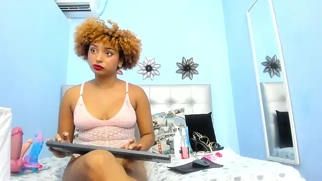 Snapshot of Saray_sexylove chatting on May 3, 12:09 pm Saray sexylove online show from May 3, 12:09 pm