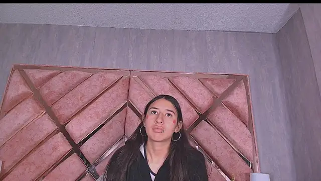 Snapshot of LilyRossi_ chatting on April 22, 12:23 pm LilyRossi online show from April 22, 12:23 pm