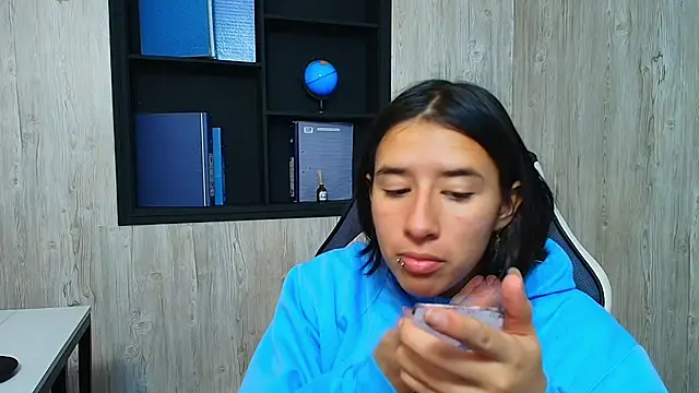 Snapshot of LilyRossi_ chatting on May 1, 12:10 pm LilyRossi online show from May 1, 12:10 pm