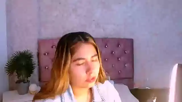 Sofiazaf  online show from April 16, 12:28 pm