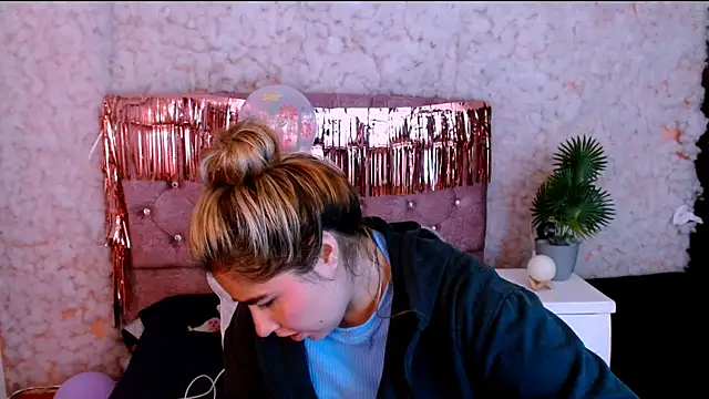 Sofiazaf  online show from April 4, 12:45 pm