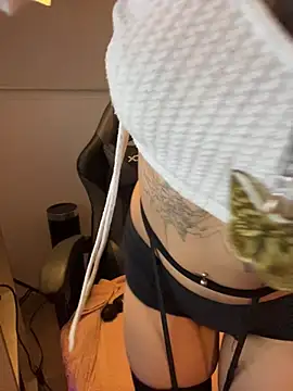 Snapshot of evabellee_ chatting on March 17, 12:46 am evabellee online show from March 17, 12:46 am