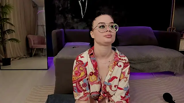 LoraIvone online show from April 8, 7:26 pm