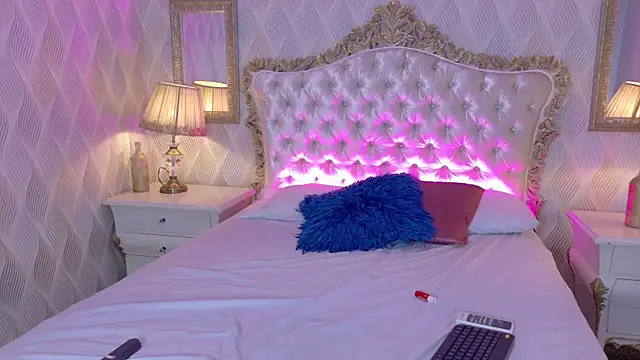 mia venon online show from April 15, 11:38 am