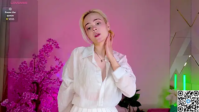 Bambi Bloom online show from April 13, 5:11 am