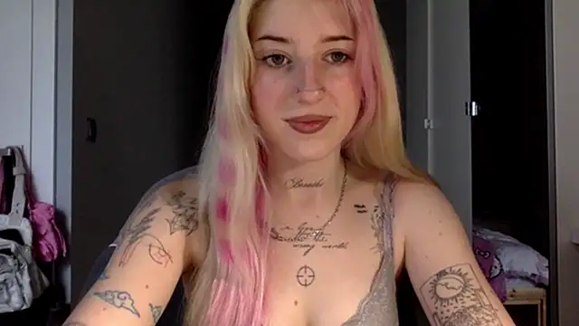 Snapshot of EmmyWet chatting on July 7, 4:21 pm EmmyWet online show from July 7, 4:21 pm